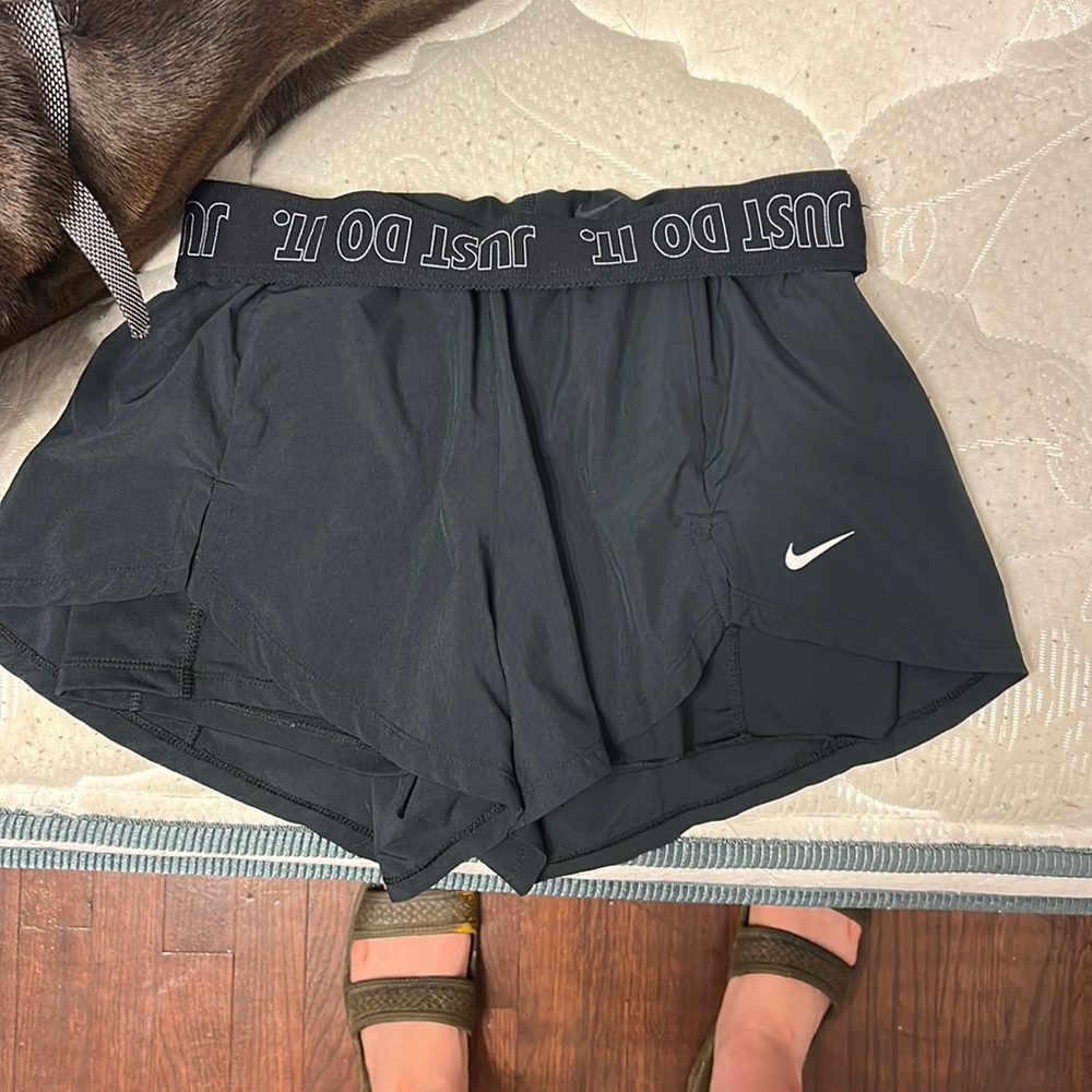 Super adorable Nike shorts, barley worn. size M